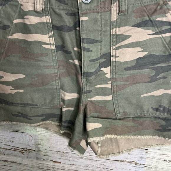 Gap camo 4 petite utility shorts with red strip green - Picture 4 of 9